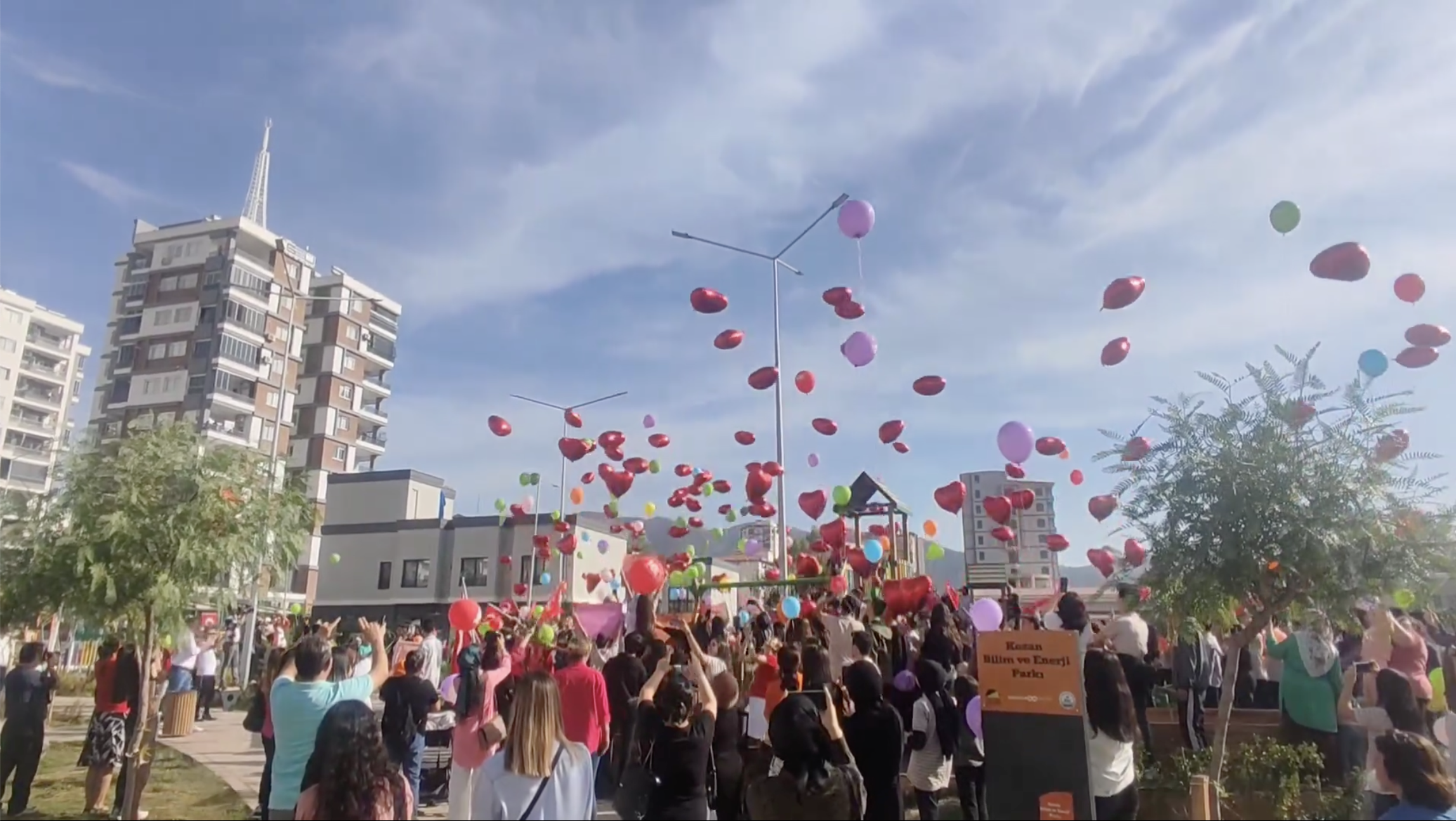 Kozan'da lise Öğrencilerinden Cumhuriyetin 100. Yılına özel Farkındalık gösterisi yüzlerce balon gökyüzüne bırakıldı. 